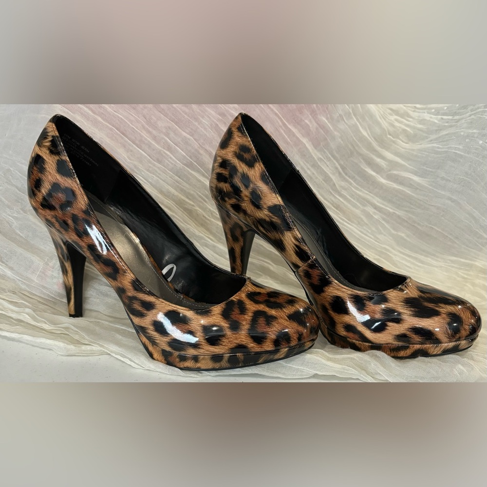 Leopard Print Hills Round Cushioned - image 1